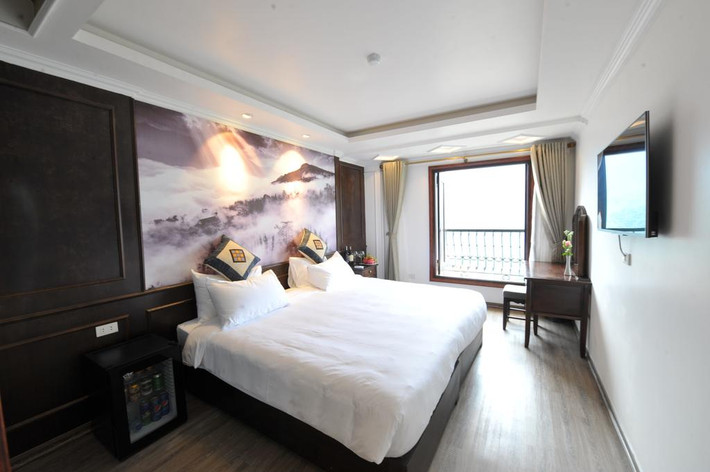 Toàn bộ phòng trong khách sạn của Ngọc Khuê cách âm rộng rãi được bài trí trang nhã, có truyền hình vệ tinh màn hình phẳng, tủ quần áo, tủ lạnh mini...