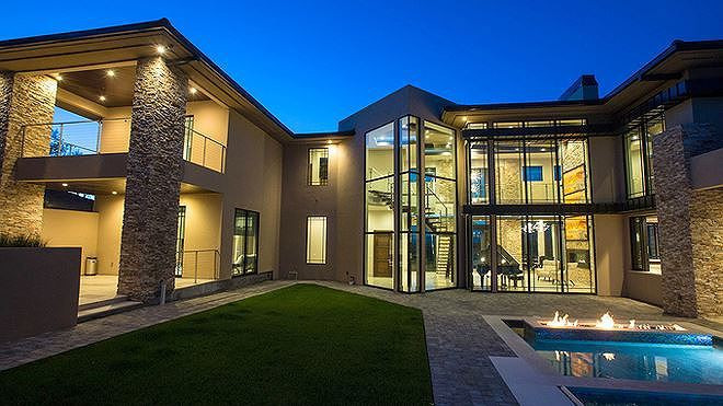Căn biệt thự của vợ chồng ca sĩ Đan Trường tại San Jose, bang California (Mỹ) có diện tích 1.500 m2, được định giá khoảng triệu USD.