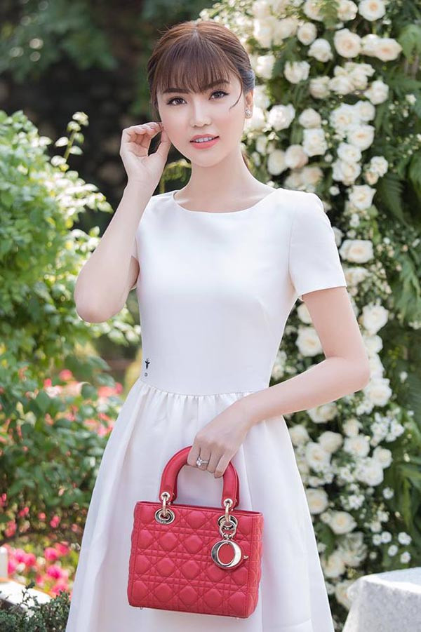 Trong một chương trình được tổ chức tại TP HCM, Ngọc Duyên nổi bật với nhẫn kim cương và túi xách Dior. Ảnh: Internet.