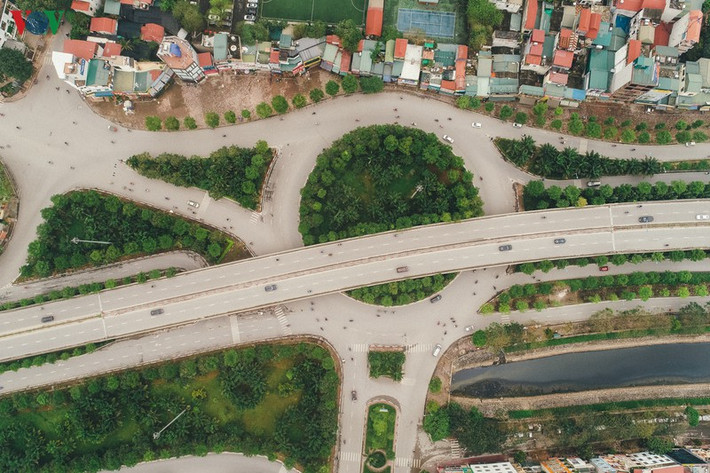 Lượng xe lưu thông trên tuyến phố ít đi rõ rệt. Trong ảnh: Ngã 5 Hoàng Quốc Việt.