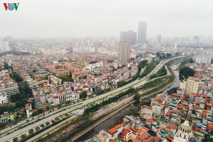 Những ngày này đường phố Hà Nội cũng đã trở nên vắng lặng hơn rất nhiều.