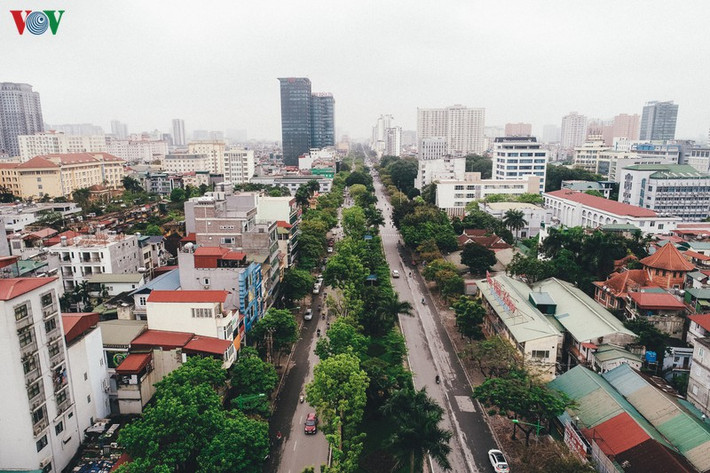 Đường Hoàng Quốc Việt chỉ lác đác xe qua lại.
