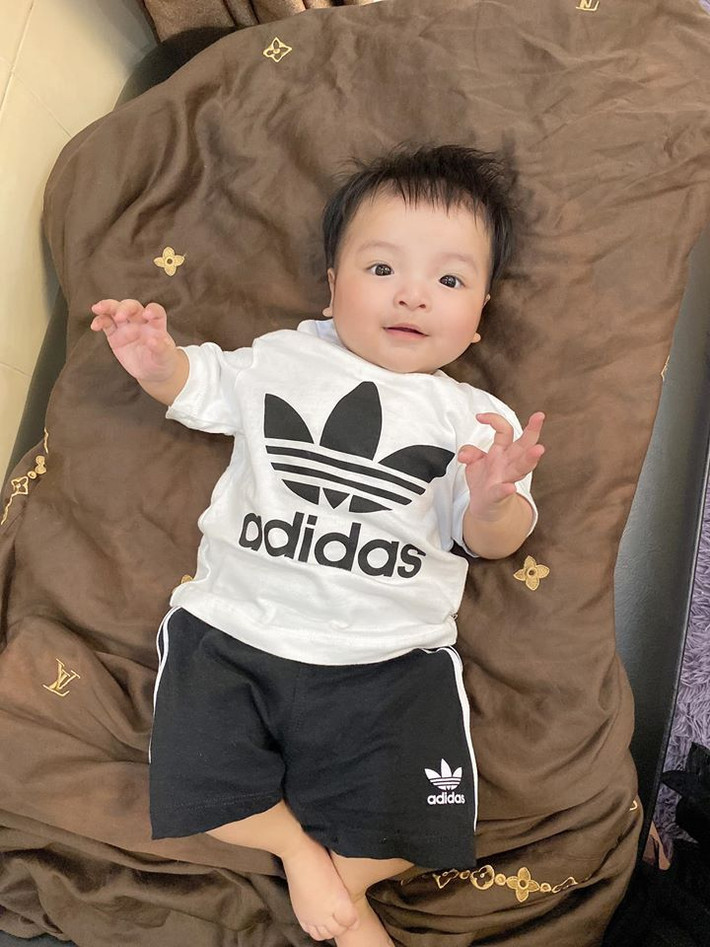 Mới đây, bà xã trung vệ Bùi Tiến Dũng hào hứng đăng tải loạt hình ảnh nhân dịp con gái được 4 tháng 16 ngày tuổi trên trang cá nhân.