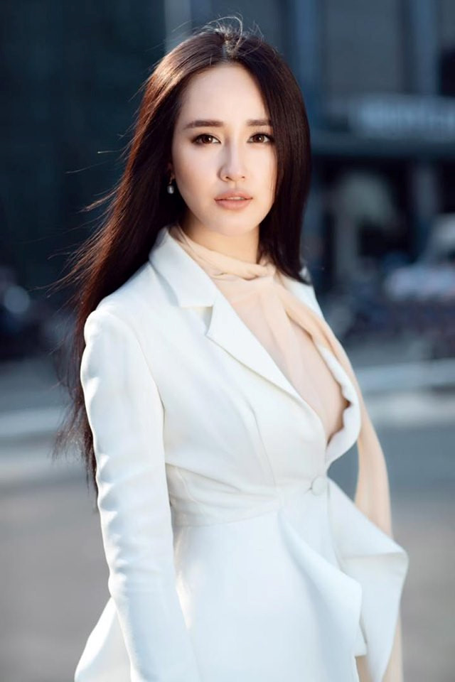 Người đẹp từng tiết lộ, đầu tư mới là “nghề chính” và giúp cô “kiếm nhiều tiền”. Mai Phương Thúy tự nhận mình "ôm nhiều cổ phiếu" như VCB, MWG của Thế Giới Di Động, VJC của VietJet Air, VCS của Vicostone, HPG của Hoà Phát...