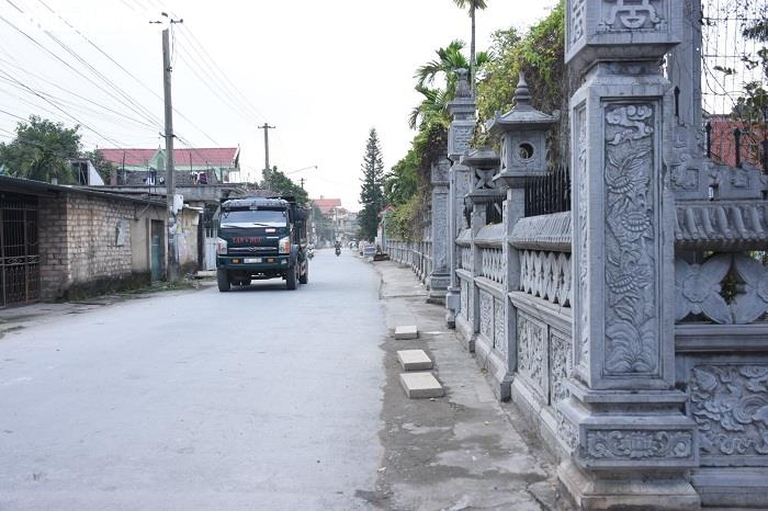 Căn biệt thự nơi gia đình bệnh nhân thứ 17 nhiễm Covid-19 khá rộng rãi, bên ngoài là hàng tường rào kiên cố.