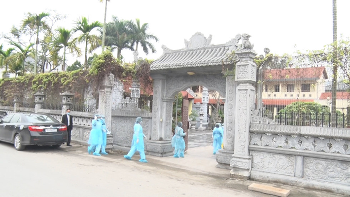 Cổng nhà bằng đá bề thế. Ảnh: Thanh niên.