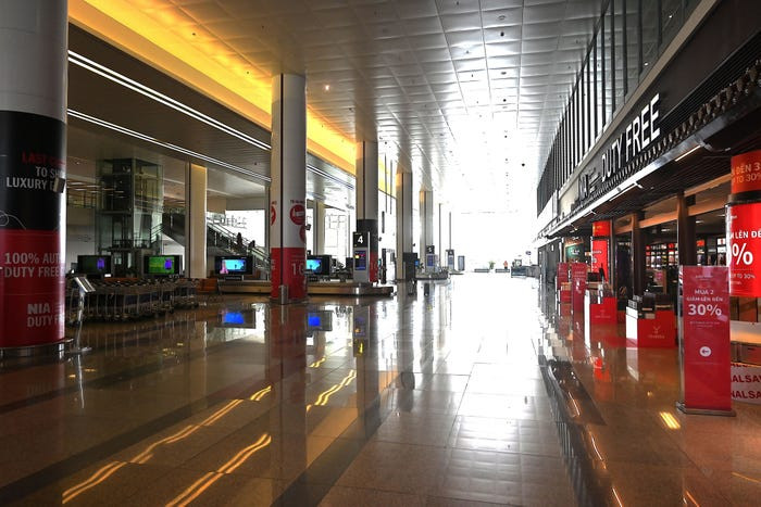 Sân bay quốc tế Nội Bài (Hà Nội) cũng trong tình trạng tương tự.
