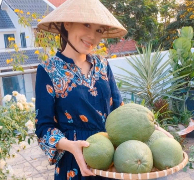 Mới đây, trên trang cá nhân, bà xã Quyền Linh hình giản dị khi gia đình cùng nhau thu hoạch trái cây trong mùa dịch Covid-19.