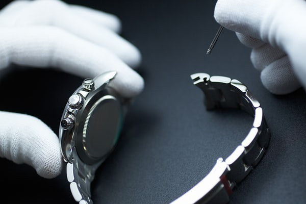 Các bộ máy cơ khí của đồng hồ Rolex sang trọng đều được lắp ráp thủ công dưới sự hỗ trợ của máy móc.