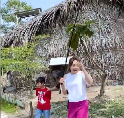 Ngoài ra, nữ ca sĩ cũng đào ao thả cá và nuôi nhiều gà.