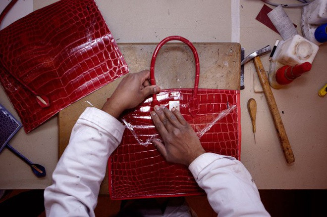 Trước khi tham gia làm túi xách Birkin, các nghệ nhân đồ da người Pháp phải có ít nhất 3 năm đào tạo.