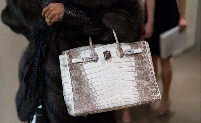 Mỗi chiếc túi Hermès Birkin được hoàn thành trong 48 giờ đồng hồ bởi một nghệ nhân.