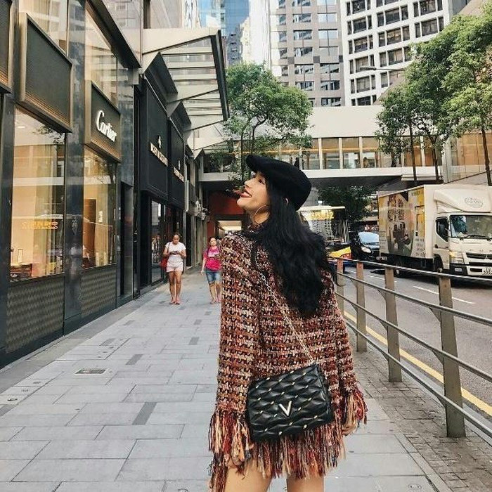 Ngoài ra, Châu Bùi còn là một tín đồ hàng hiệu với vô số món đồ đắt đỏ, một trong số đó là chiếc túi màu đen đến từ thương hiệu Louis Vuitton trị giá gần 100 triệu đồng.