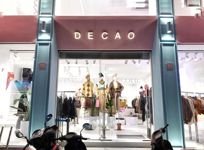 Bên cạnh đó, Châu Bùi và bạn trai Decao còn có một cửa hàng thời trang.