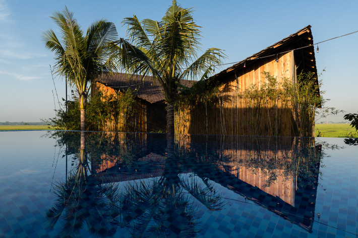 Khu resort tận dụng tối đa khung cảnh cánh đồng xung quanh để mở rộng tầm nhìn, thích nghi và tiết kiệm chi phí từ các cây địa phương như cau, dừa, khoai lang, sen, rau bina, lúa...