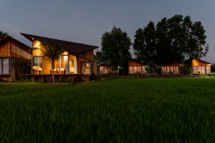 Với bối cảnh nông thôn, chủ đề của The "Ruộng" Resort là một nơi để trở về, nghỉ ngơi và thoát khỏi cuộc sống khói bụi, ồn ào trong thành phố.