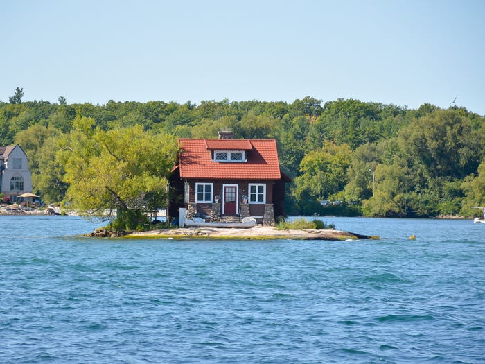 Tọa lạc trên sông Saint Lawrence ở biên giới Mỹ - Canada, ngôi nhà này chính là cách để tránh xa hàng xóm.
