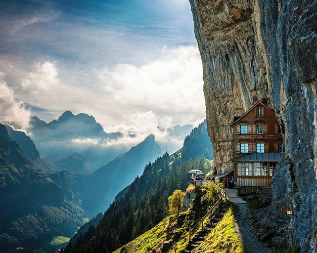 Khách sạn nằm chênh vênh trên vách đá Ascher Cliff (Thụy Sĩ) cao khoảng 5.000m so mực nước biển.
