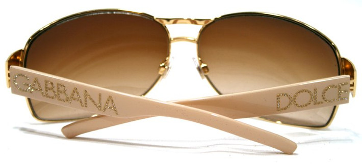 Được làm từ vàng và kim cương, chiếc kính mang số hiệu Dg2027b của thương hiệu Dolce&Gabbana có giá 383.000 USD (8,9 tỷ đồng). Phần tên thương hiệu trên khung kính được tạo thành từ hàng nghìn viên đá quý.