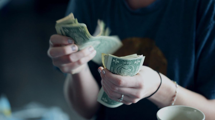 Nên tiết kiệm ít nhất từ 10-20% thu nhập hàng tháng để có 1 quỹ dự phòng cho trường hợp ốm đau hoặc bị thất nghiệp.