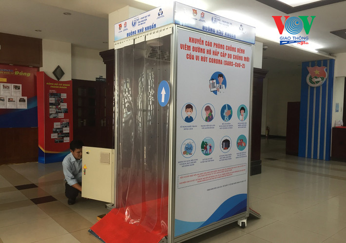 Mới đây, Trung tâm Phát triển Khoa học và Công nghệ Trẻ (Thành đoàn TP HCM) phối hợp Trường Đại học Bách khoa TP HCM cũng cho ra mắt sản phẩm buồng khử khuẩn toàn thân di động nhằm hạn chế lây lan, phòng chống Covid-19 trong cộng đồng. Ảnh: VOV.