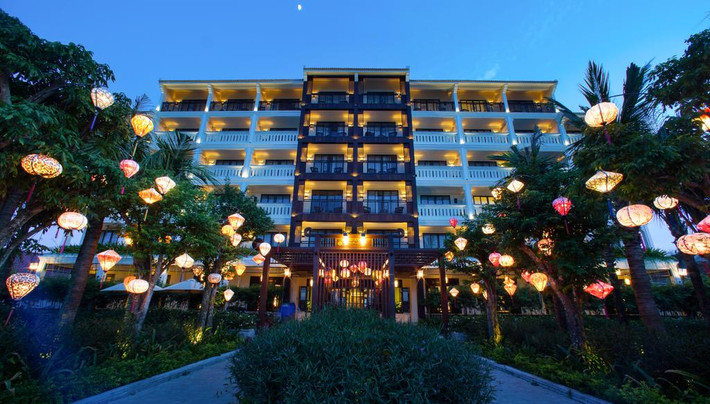Trong khi đó, Little Beach Hoi An Boutique Hotel & Spa cung cấp các phòng nghỉ hiện đại, có hồ bơi ngoài trời, quầy bar, nhà hàng và sân hiên.