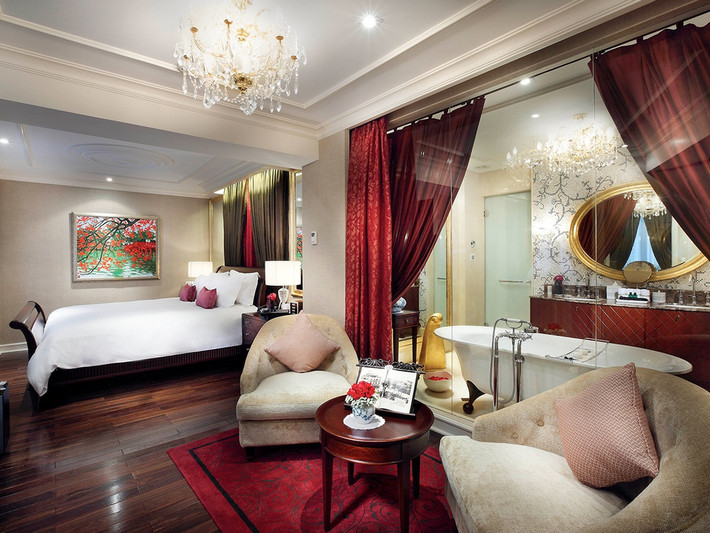 Giường ngủ trong phòng có thiết kế đặc biệt, hạn chế ảnh hưởng khi người nằm bên cạnh cử động. Ảnh: Zing.