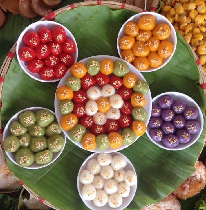 Chị Thảo (Nam Từ Liêm, Hà Nội) cho biết, năm nay bột bánh trôi ngũ sắc bán nhiều trên chợ mạng. Chị mua 2 set, một set làm ăn ngay, còn một set để đến Tết Hàn thực (mùng 3 tháng 3 âm lịch) làm mấy đĩa thắp hương.