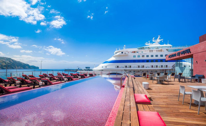 Khách sạn Pestana CR7 nằm trên hòn đảo Madeira xinh đẹp, đạt tiêu chuẩn 4 sao, có hồ bơi ngoài trời và cách bến thuyền Funchal 300 m.