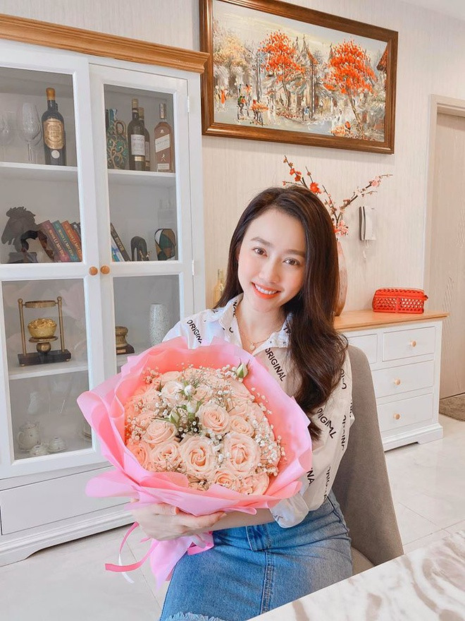 Vì thế, dù mới 25 tuổi nhưng Hồng Loan đã mua ô tô giá hơn 2 tỷ, mua căn hộ riêng giá hằng tỷ đồng…Ảnh: FBNV.