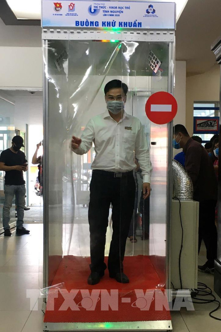 Theo Phó Giáo sư, Tiến sĩ Doãn Ngọc Hải, việc khử khuẩn toàn thân bằng buồng như Viện Sức khoẻ Nghề nghiệp và Môi trường cùng với trường Đại học Bách khoa Hà Nội mới chế tạo ra trên thế giới chưa có. Ảnh: TTXVN.
