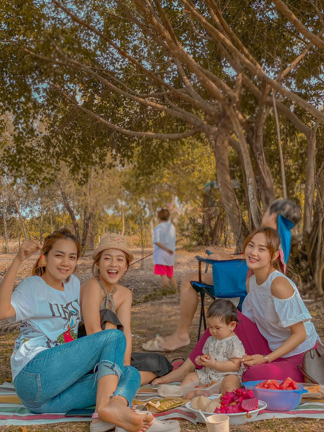Để trồng được khu vườn này, nữ ca sĩ phải tốn khá nhiều tiền để đầu tư hệ thống nước tưới riêng, lắp vào từng gốc cây và vận chuyển nước ngọt từ thành phố về.