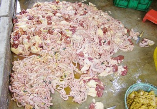 800 bộ lòng gà thối đổ ngập trên sàn nhà bẩn thỉu bị phát hiện tại một cơ sở ở khu phố 1, phường Tân Hiệp, Đồng Nai. Chúng được thu mua với giá rẻ như mề 42.000 đồng/kg, cút 45.000 đồng/kg, phao câu 30.000 đồng/kg, gan 20.000-25.000 đồng/kg... Ảnh: PLTP.