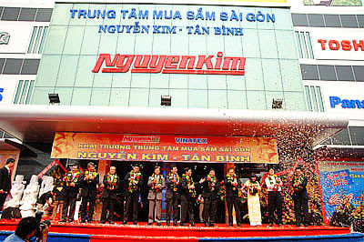 Một trong số những đại gia ngoại “nhòm nhó” nhiều nhất vào thị trường Việt Nam là các tập đoàn của Thái Lan. Từ đầu năm 2015 đến nay, tập đoàn bán lẻ Central Group đã thực hiện nhiều thương vụ thâu tóm doanh nghiệp Việt. Điển hình, đầu năm 2015, Power Buy, trực thuộc Central Group, đã mua 49% cổ phần của Công ty CP Đầu tư Phát triển công nghệ và Giải pháp mới (NKT) (đơn vị sở hữu CTCP Thương mại Nguyễn Kim). Ảnh minh họa.