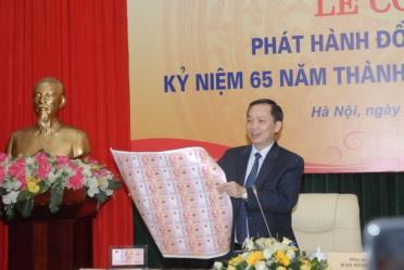 NHNN cho biết mỗi đồng lưu niệm 100 đồng này sẽ có giá bán 20.000 đồng/tờ (loại tờ rời) và 25.000 đồng/tờ (loại được bọc trong phong bao, kèm chú thích song ngữ Việt - Anh). Ảnh: NHNN.