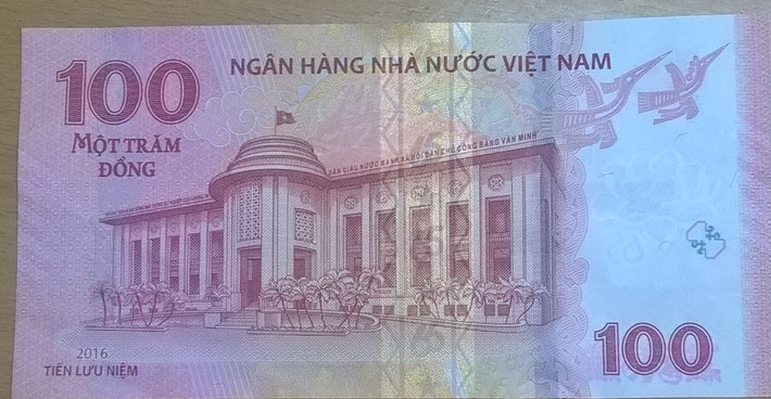 Được xem là đồng tiền kỷ niệm hiện đại nhất thế giới, các dấu hiệu bảo an của trên tờ 100 đồng rất đặc biệt như mực đổi màu chuyển động, dây bảo hiểm có hiệu ứng chuyển động và mực màu vàng lấp lánh phát quang. Mực đổi màu trên dây bảo hiểm tờ 100 đồng sẽ có hiệu ứng chuyển động, vốn là hiệu ứng khá quen thuộc với các tờ tiền nổi tiếng thế giới như USD, EUR.