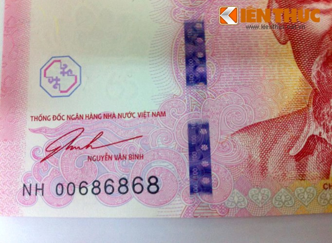 Đại diện của NHNN cho biết đồng tiền lưu niệm mới phát hành mệnh giá 100 đồng có chữ kí của Thống đốc Nguyễn Văn Bình chỉ được tặng cho khách mời tại lễ kỉ niệm 65 năm của ngành ngân hàng.