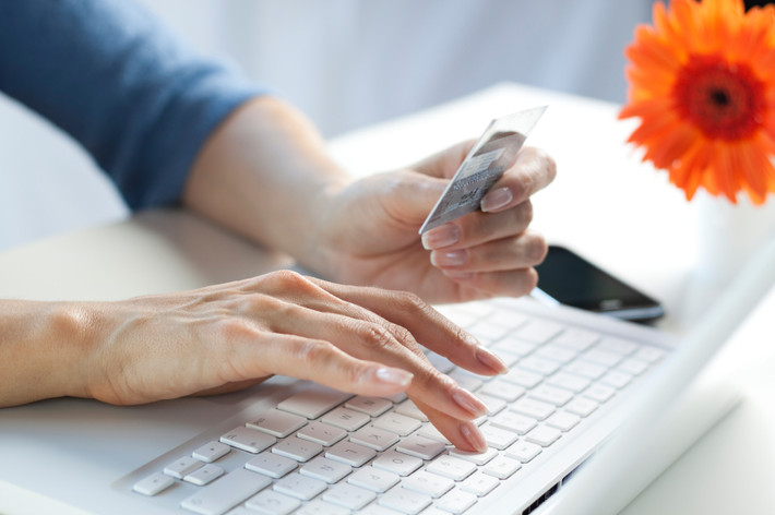 "Ngoài ra, bạn cần chắc chắn nơi chọn mua hàng online có uy tín, đã bán hàng online lâu qua một số thông tin như số người truy cập, lượng khách bấm like trên trang hoặc những phản hồi của khách hàng trên trang có thường xuyên hay không. Tránh mua những shop online mở thời vụ, chỉ đi theo đợt sốt phim "Hậu duệ mặt trời" mà không kinh doanh lâu dài vì có thể bạn sẽ phải ngậm đắng nuốt cay khi đã chuyển một số tiền khá lớn mà vẫn không nhận được sản phẩm" - chị Ngân cho biết thêm.