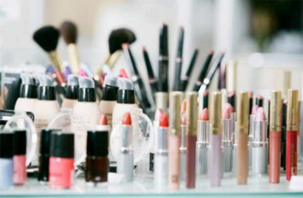 Đối với sản phẩm mỹ phẩm, chị Kim Ngân (chuyên gia make up) chia sẻ: "Các loại mỹ phẩm bán online thường rao giá rất rẻ, cộng thêm quảng cáo "ăn theo" phim Hậu duệ mặt trời để hút khách. Tuy nhiên, việc bỏ ra vài trăm nghìn mua món đồ mà không cân nhắc có phù hợp hay không là không nên. Bạn phải biết dòng mỹ phẩm đó có hợp với da của mình không, thay vì chỉ chạy theo mốt. Từng có nhiều trường hợp mua mỹ phẩm online nhưng khi dùng thì dị ứng, tiền mất tật mang".