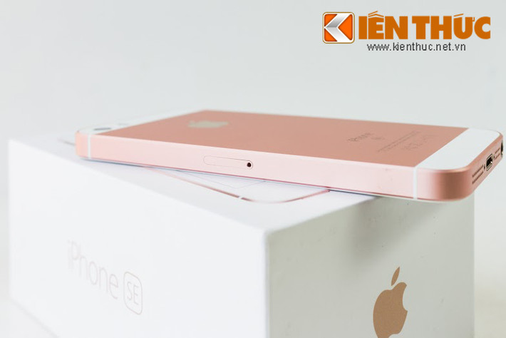 Cạnh bên phẳng với khe cắm sim.
