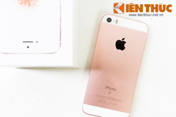 Theo Huy Nguyễn (Marketing Director tại CellPhoneS): "Hiện tại, màu vàng hồng của chiếc điện thoại đang là màu được mọi người quan tâm nhất, do đây là màu thời thượng vốn chỉ xuất hiện trên iPhone 6S".