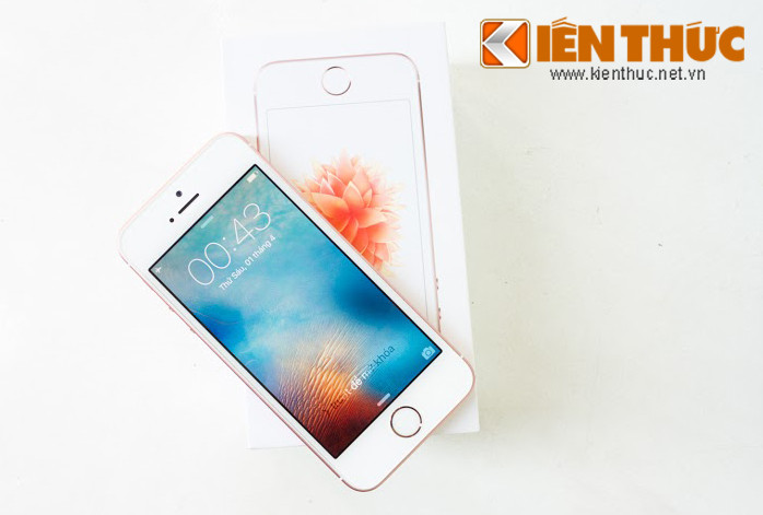 Mới đây, một trong số những chiếc iPhone SE vàng hồng đầu tiên ở Việt Nam đã có mặt tại hệ thống bán lẻ CellphoneS (Hà Nội), khiến nhiều người tiêu dùng không khỏi thích thú. Với kiểu dáng tương tự iPhone 5S, song iPhone SE có thêm phiên bản vàng hồng - phần khác biệt rõ ràng nhất (tương tự với dòng iPhone 6S/ 6S Plus) hứa hẹn giúp dòng SE hút khách khi được bán ra thị trường.
