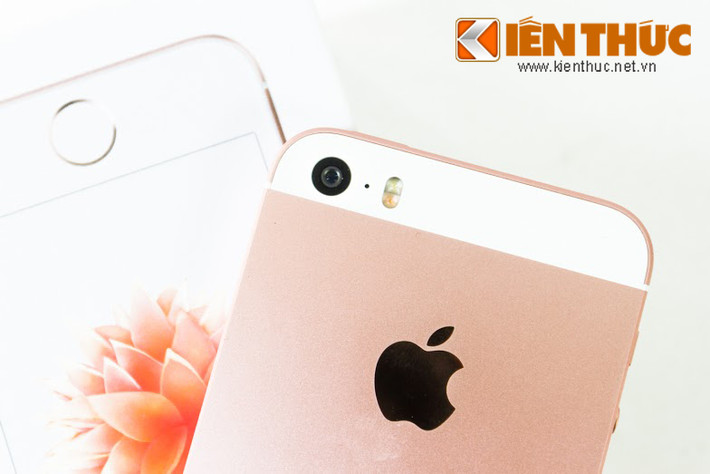 Máy được Apple trang bị camera sau 12 MP tương đương với iPhone 6S , hơn hẳn 8 MP của iPhone 6.