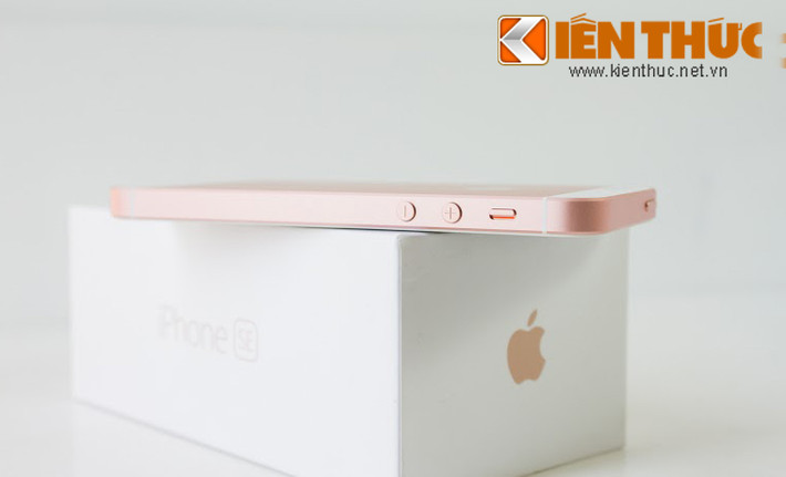 Cạnh phải giữ nguyên các phím giống như iPhone 5S.
