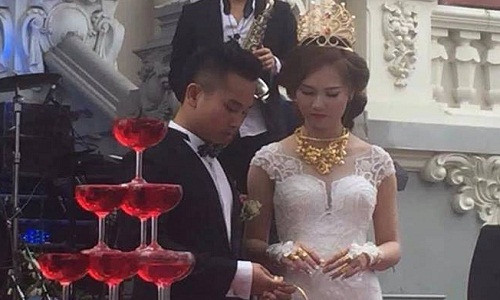 Ngày 3/4, thông tin đám cưới của con trai một đại gia Nam Định đã khiến dư luận xôn xao về độ hoành tráng, xa hoa. Theo đó, cô dâu và chú rể được hưởng món quà hồi môn vàng giá trị cực "khủng". Chỉ tính riêng vương miện vàng trên đầu cô dâu đã trị giá 2 tỷ đồng.