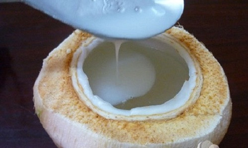 Ngày hè nóng nực, dừa xiêm, thạch dừa được các cửa hàng giải khát bán rất nhiều, đủ mức giá đắt rẻ khác nhau. Tuy nhiên, không ít cơ sở kinh doanh vì lợi nhuận đã tẩy trắng dừa xiêm, ngâm dừa bằng bột lạ, nước tẩy không rõ nguồn gốc để bảo quản dừa tươi lâu, bán cho khách. Ảnh minh họa.