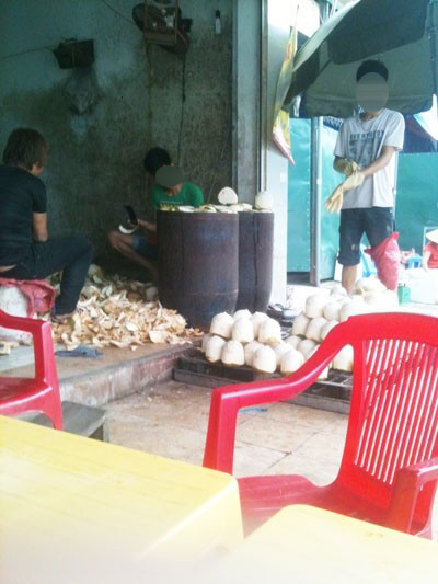 Dừa được ngâm tẩy trắng bằng hoá chất trong thùng phuy được phát hiện tại một cơ sở ở Hoàng Mai - Hà Nội. Ảnh: ĐSPL.