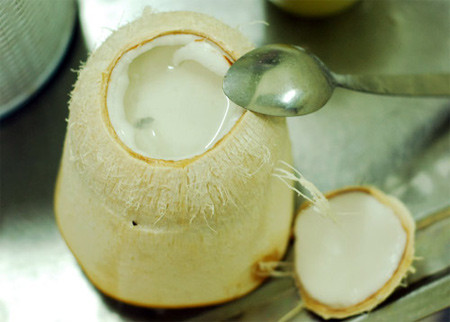 Công nghệ ngâm dừa xiêm nhằm tạo cho trái dừa trắng nõn bắt mắt đó là lột vỏ dừa, ngâm trong chậu nước pha hóa chất bảo quản. Theo chia sẻ của nhiều chủ xe bán dừa, dừa ngâm càng lâu càng tươi, trắng và có thể bán trong vài ngày không lo bị hỏng. Ảnh minh họa.