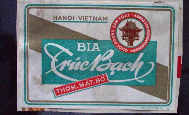 Ngày 15/8/1958, mẻ bia đầu tiên của nhà máy bia Hà Nội chính thức ra đời, được đặt tên là Trúc Bạch. Bia Trúc Bạch định vị thương hiệu là sản phẩm sang trọng, với công nghệ do các chuyên gia Tiệp Khắc hỗ trợ nhưng lại được tiêu thụ rộng rãi. Tuy nhiên, khoảng những năm của thập niên 80, việc sản xuất bia Trúc Bạch phải dừng lại.