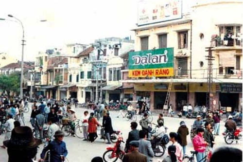 Tuy nhiên, vào khoảng những năm 1995, khi các tập đoàn kinh doanh nước ngoài ồ ạt vào Việt Nam, ông Trịnh Thành Nhơn - cha đẻ thương hiệu Dạ Lan quyết định bán thương hiệu này cho Colgate Palmolive với giá 3 triệu USD, vì mong muốn tập đoàn 200 tuổi đời này sẽ tiếp tục phát triển tốt thương hiệu Dạ Lan. Sau khi mọi thủ tục chuyển nhượng và liên doanh hoàn thành, thương hiệu Dạ Lan chỉ tồn tại vỏn vẹn 3 tháng. Kem đánh răng Colgate xuất hiện thế chỗ và phát triển cho đến nay.